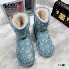 【DK15】UGG 水磨牛仔布雪地靴，最chic磨洞风，凹造型利器️️️磨洞部分镶嵌亮片设计，慵懒又甜美，天蓝色基底，随性又自然